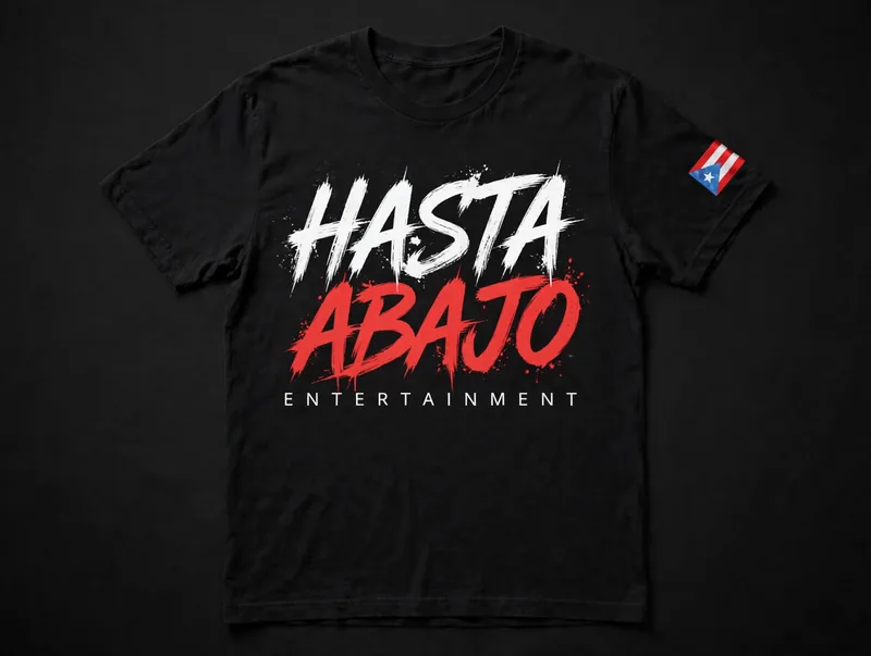 Camiseta Hasta Abajo — negra, logo al frente y bandera de Puerto Rico en la manga