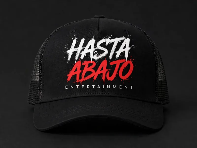 Gorra trucker Hasta Abajo — negra, con el logo al frente